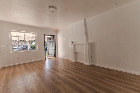 Casa en venta en Miami, Florida, 4 dormitorios, 129.88 m2 № 2028937 - foto 10