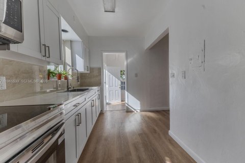 Casa en venta en Miami, Florida, 4 dormitorios, 129.88 m2 № 2028937 - foto 14