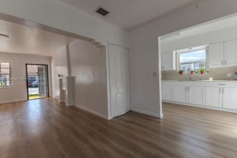 Casa en venta en Miami, Florida, 4 dormitorios, 129.88 m2 № 2028937 - foto 11