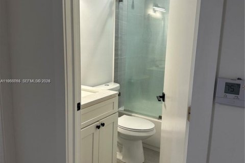 House in Miami, Florida 3 bedrooms, 214.05 sq.m. № 2024355 - photo 9