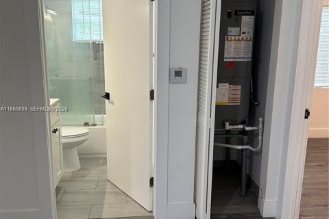 House in Miami, Florida 3 bedrooms, 214.05 sq.m. № 2024355 - photo 13