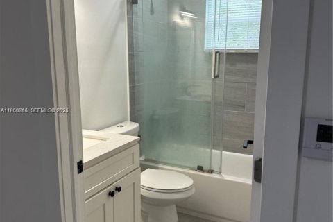 House in Miami, Florida 3 bedrooms, 214.05 sq.m. № 2024355 - photo 21