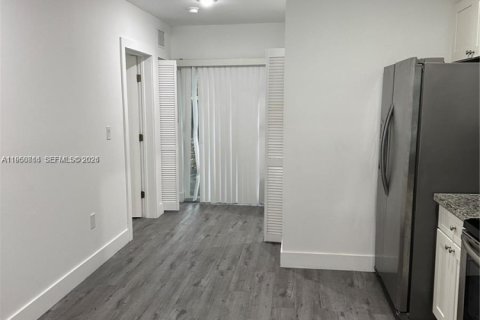 House in Miami, Florida 3 bedrooms, 214.05 sq.m. № 2024355 - photo 2