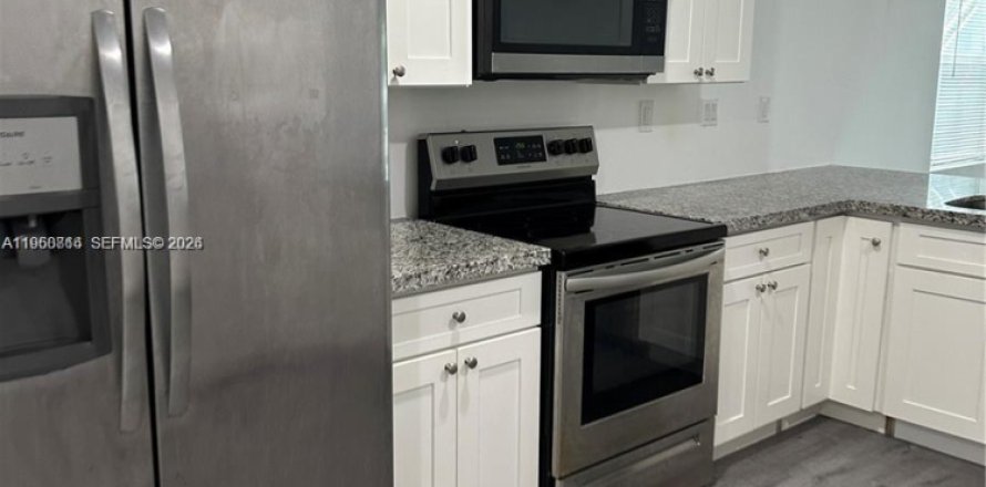 House in Miami, Florida 3 bedrooms, 214.05 sq.m. № 2024355