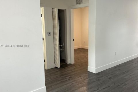 House in Miami, Florida 3 bedrooms, 214.05 sq.m. № 2024355 - photo 12