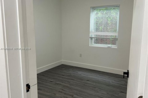 House in Miami, Florida 3 bedrooms, 214.05 sq.m. № 2024355 - photo 4