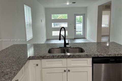 House in Miami, Florida 3 bedrooms, 214.05 sq.m. № 2024355 - photo 27