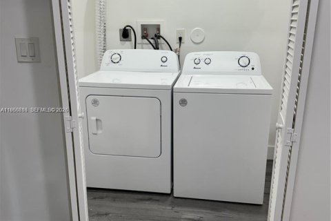 House in Miami, Florida 3 bedrooms, 214.05 sq.m. № 2024355 - photo 6