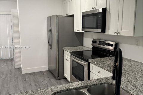 House in Miami, Florida 3 bedrooms, 214.05 sq.m. № 2024355 - photo 8