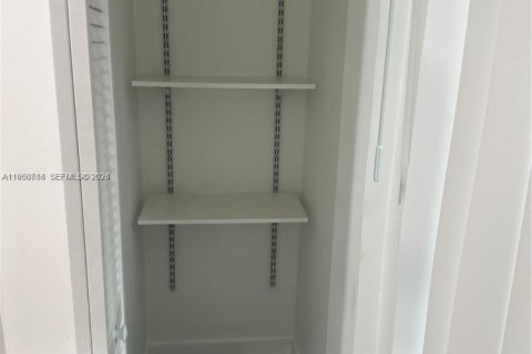 House in Miami, Florida 3 bedrooms, 214.05 sq.m. № 2024355 - photo 3