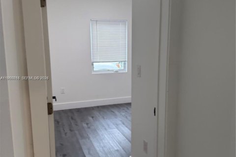 House in Miami, Florida 3 bedrooms, 214.05 sq.m. № 2024355 - photo 23