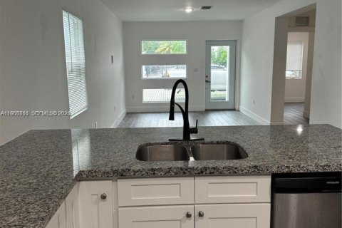 House in Miami, Florida 3 bedrooms, 214.05 sq.m. № 2024355 - photo 28