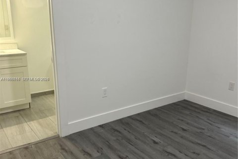 House in Miami, Florida 3 bedrooms, 214.05 sq.m. № 2024355 - photo 26