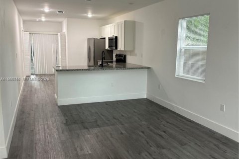 House in Miami, Florida 3 bedrooms, 214.05 sq.m. № 2024355 - photo 11