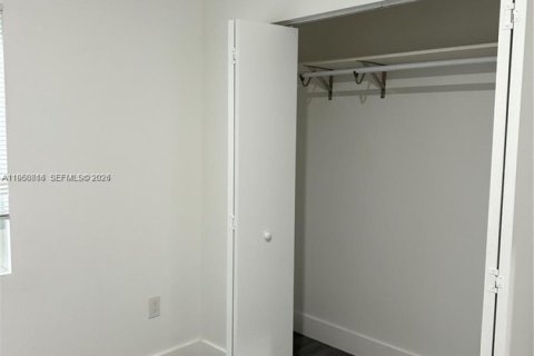 House in Miami, Florida 3 bedrooms, 214.05 sq.m. № 2024355 - photo 20