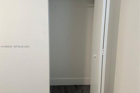 House in Miami, Florida 3 bedrooms, 214.05 sq.m. № 2024355 - photo 16