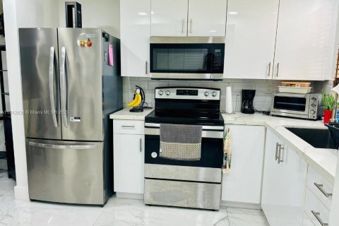 Condo in Sunrise, Florida, 2 bedrooms № 1968342 - photo 6