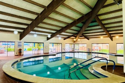 Condo in Sunrise, Florida, 2 bedrooms № 1968342 - photo 10