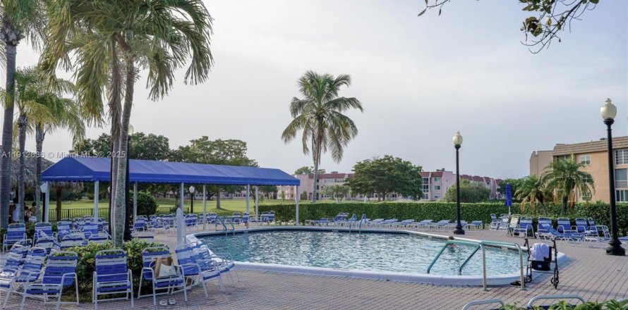 Condo in Sunrise, Florida, 2 bedrooms № 1968342