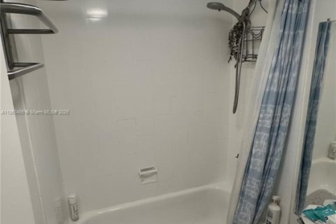 Condominio en alquiler en Miami, Florida, 2 dormitorios, 95.69 m2 № 1892495 - foto 24