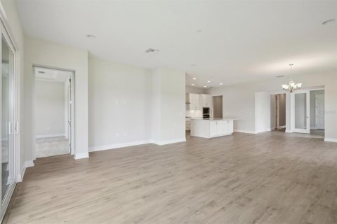 House in Zephyrhills, Florida 3 bedrooms, 200.67 sq.m. № 1690614 - photo 4
