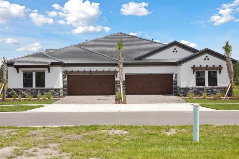 House in Zephyrhills, Florida 3 bedrooms, 200.67 sq.m. № 1690614 - photo 1