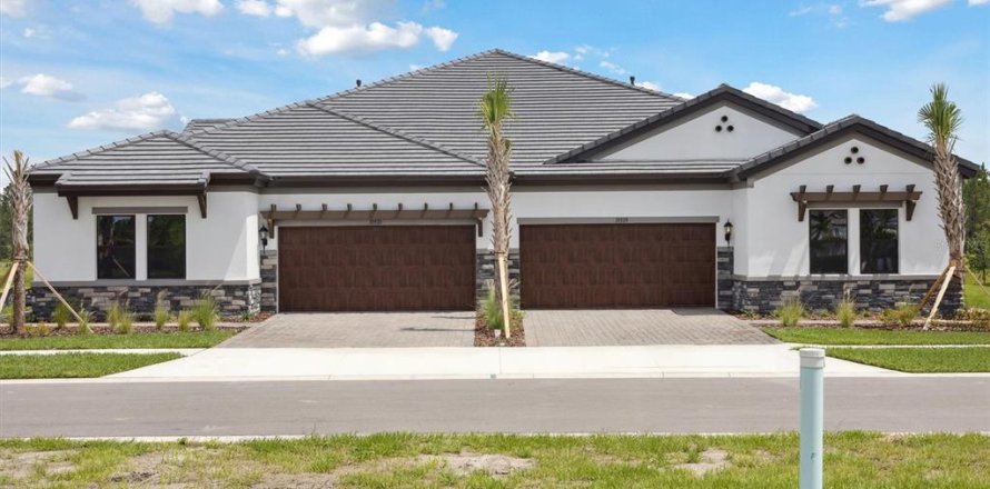 House in Zephyrhills, Florida 3 bedrooms, 200.67 sq.m. № 1690614