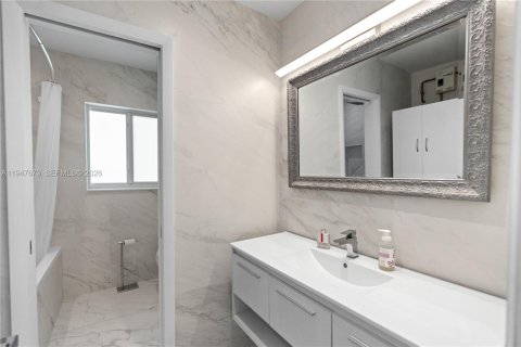 House in Miami, Florida 3 bedrooms, 195.56 sq.m. № 2003847 - photo 29