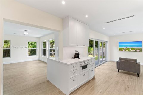House in Miami, Florida 3 bedrooms, 195.56 sq.m. № 2003847 - photo 11