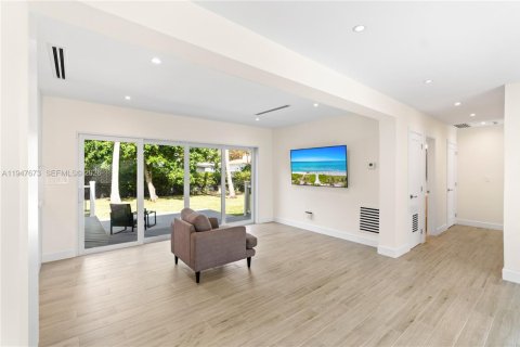 House in Miami, Florida 3 bedrooms, 195.56 sq.m. № 2003847 - photo 6