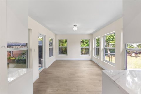 House in Miami, Florida 3 bedrooms, 195.56 sq.m. № 2003847 - photo 18