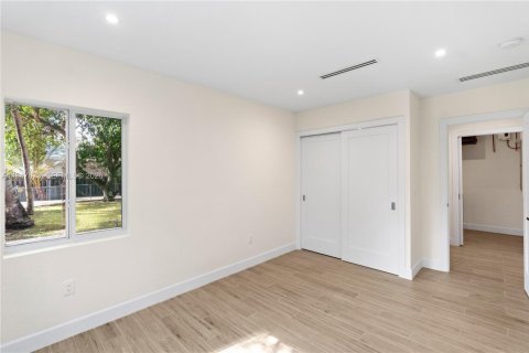 House in Miami, Florida 3 bedrooms, 195.56 sq.m. № 2003847 - photo 25