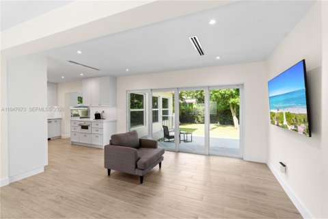 House in Miami, Florida 3 bedrooms, 195.56 sq.m. № 2003847 - photo 10