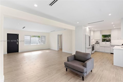 House in Miami, Florida 3 bedrooms, 195.56 sq.m. № 2003847 - photo 9