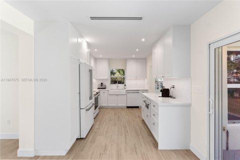 House in Miami, Florida 3 bedrooms, 195.56 sq.m. № 2003847 - photo 19