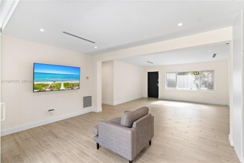 House in Miami, Florida 3 bedrooms, 195.56 sq.m. № 2003847 - photo 8