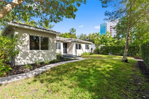 House in Miami, Florida 3 bedrooms, 195.56 sq.m. № 2003847 - photo 2