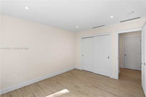 House in Miami, Florida 3 bedrooms, 195.56 sq.m. № 2003847 - photo 26