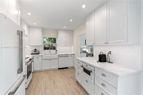 House in Miami, Florida 3 bedrooms, 195.56 sq.m. № 2003847 - photo 15