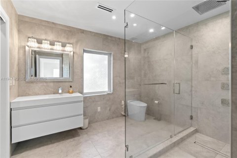 House in Miami, Florida 3 bedrooms, 195.56 sq.m. № 2003847 - photo 22
