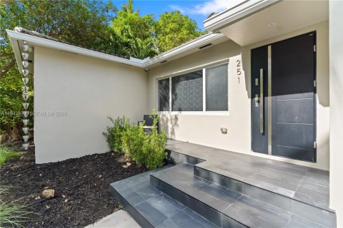 House in Miami, Florida 3 bedrooms, 195.56 sq.m. № 2003847 - photo 5