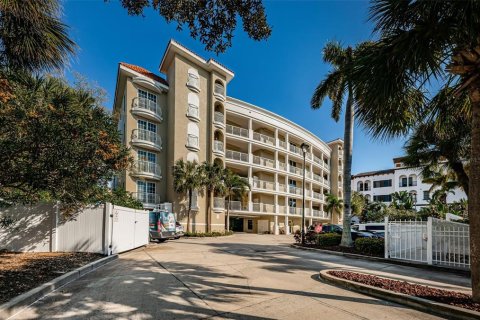Condo in Saint Pete Beach, Florida, 3 bedrooms  № 1687443 - photo 1