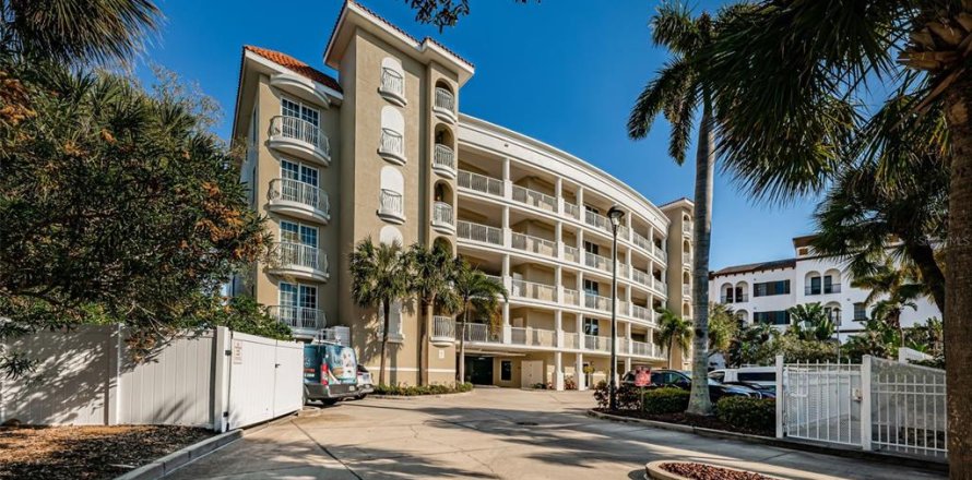 Condo in Saint Pete Beach, Florida, 3 bedrooms № 1687443