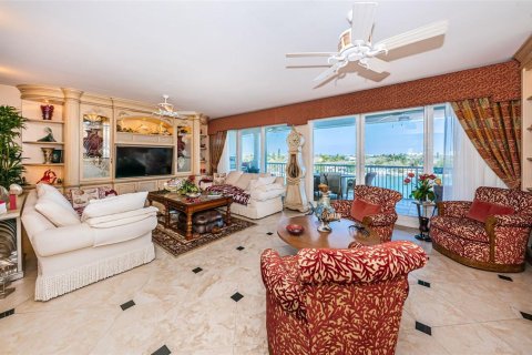 Condo in Saint Pete Beach, Florida, 3 bedrooms  № 1687443 - photo 15