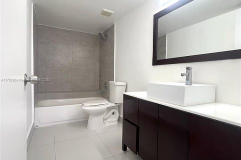 Condo in Doral, Florida, 2 bedrooms  № 1705687 - photo 15