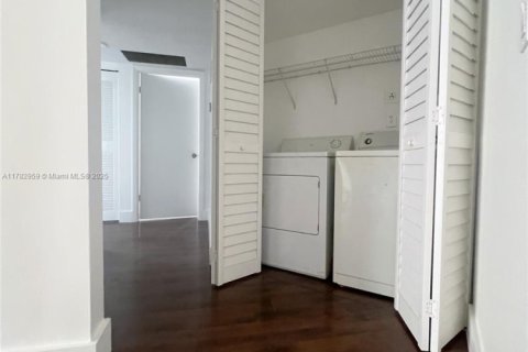 Condo in Doral, Florida, 2 bedrooms  № 1705687 - photo 13