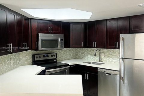 Condo in Doral, Florida, 2 bedrooms  № 1705687 - photo 10