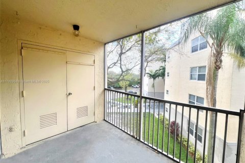 Condo in Doral, Florida, 2 bedrooms  № 1705687 - photo 8