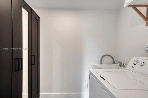House in Miami, Florida 3 bedrooms, 221.57 sq.m. № 1878867 - photo 27
