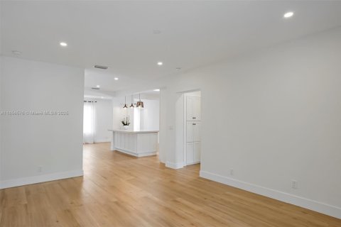 House in Miami, Florida 3 bedrooms, 221.57 sq.m. № 1878867 - photo 9